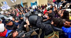 Chubut: Con incidentes y reclamos Arcioni entregó viviendas en Madryn