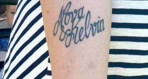 Por un tatuaje mal escrito una madre le cambió el nombre a uno de sus hijos