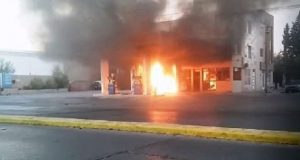 Trelew: Salió con el cargador puesto, arrancó el surtidor y se prendió fuego la estación de servicio