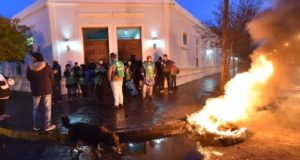 Rawson: La Casa de Gobierno amaneció con fogatas y puertas bloqueadas