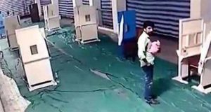 India: un hombre le da un beso a un bebé recién nacido y lo abandona en una iglesia
