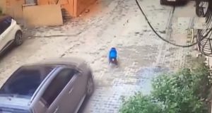 Video | impactante: mujer le pasó por arriba con el auto a su hijo de 3 años, quien salió ileso