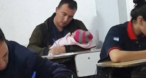 Padre 24 horas: el bombero que rindió examen con su beba en brazos