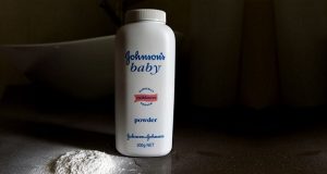 Sentencian a Johnson & Johnson a pagar una cifra multimillonaria por un producto cancerígeno