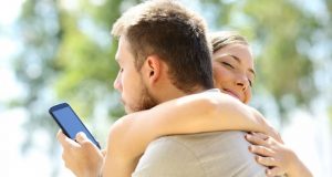 Qué es el Microcheating: el engaño en la era de la tecnología