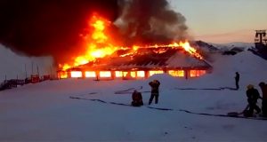 Video | Esquel: Se incendió la confitería «La piedra» del centro de esquí La Hoya