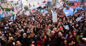 Multitudinaria marcha contra el FMI por la avenida 9 de Julio