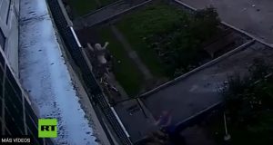 Video | Milagro en Rusia: dos hombres salvaron a un bebé que cayó desde un cuarto piso
