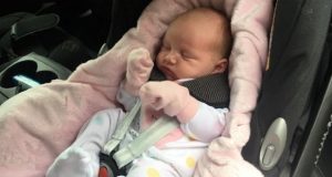 Una beba de tres semanas casi muere por viajar mucho tiempo en la sillita del auto