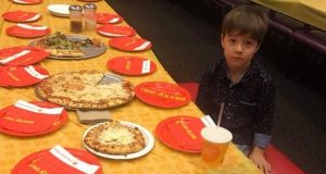 La triste foto de un nene que iba a festejar su cumpleaños y faltaron sus 32 amigos