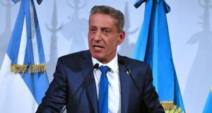 Chubut | Arcioni tiene plata para adelantar las elecciones pero no para pagar un bono de fin de año