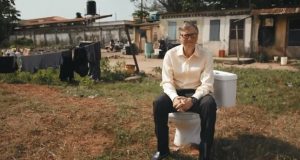 Así es el inodoro sin agua que presentó Bill Gates