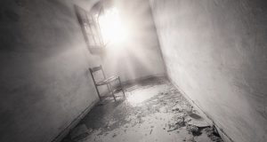 Limpiaban la casa de su madre muerta y hallaron un cadáver momificado de un bebé