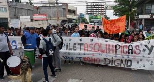 Madryn | Protesta de los alumnos de la Escuela 7007 contra el gobierno provincial