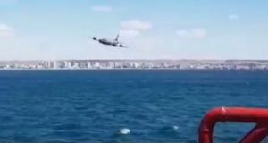 Video | Madryn: Inusual vuelo rasante de un avión de la Base Zar sobre la playa