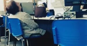 Indignante: Abuela se durmió esperando que la atiendan en el PAMI