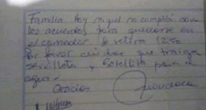La directora de una escuela no dejó comer a cuatro nenes porque no llevaron agua ni servilletas