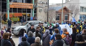 Esquel | Jubilados hicieron una toma pacífica en sede de ISSyS