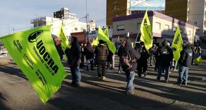 Chubut | UOCRA acusó al Gobierno provincial de “jugar con el hambre de la gente”