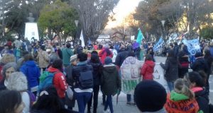 Esquel | Multitudinaria marcha por el No a la Mina que concluyó en SEROS