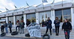 Chubut | Empleados públicos bloquearon el acceso al Ministerio de Economía