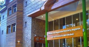 Chubut | El ISSyS se demoró en depositar el retroactivo a los jubilados por la toma a la sede de Esquel