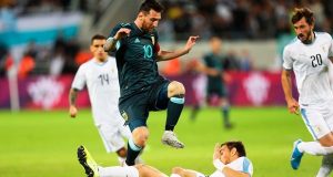 Argentina consiguió el empate ante Uruguay con un penal agónico de Messi