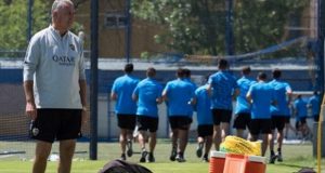 Enojo de Alfaro con los delanteros de Boca: “Así vamos a jugar hasta las cinco de la tarde”