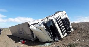 Cordillera | Volcó un camión a pocos kilómetros del Aeropuerto de Esquel