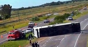 Volcó un micro en la Ruta 2: murieron dos nenas y hay heridos en estado crítico