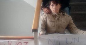 Trelew | Una mujer se encadenó en Tribunales y pide por la liberación de su esposo