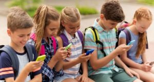 Argentina el país de Latinoamérica donde los niños reciben celular a más corta edad
