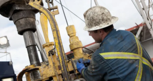 El petróleo se hunde hasta 30% por sobreoferta y demanda en piso histórico