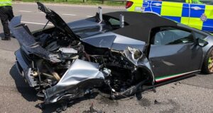 Reino Unido | Chocó y destrozó su auto de US$ 310 mil a 20 minutos de sacarlo de la concesionaria
