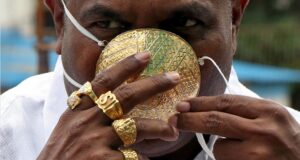 India | Coronavirus: un empresario indio usa un tapabocas de oro macizo