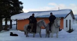 Cordillera | Policías asisten a caballo por la nieve a vecinos de Corcovado y Cerro Centinela