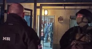 Chubut | Un freno a Massoni: Por orden judicial tuvo que mirar desde afuera los allanamientos
