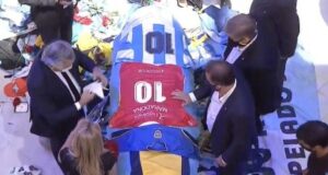 Alberto despidió a Maradona con una camiseta de Argentinos y un pañuelo de Abuelas