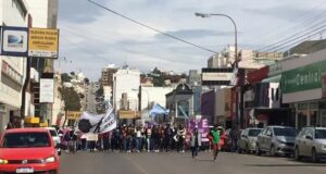 Comodoro | Realizaron la “Marcha de la gorra” para denunciar la represión policial