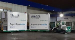 Llegaron al país las primeras 580 mil dosis de la vacuna Covishield elaboradas en India