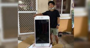 Creyó que se compraba el Iphone de sus sueños y le enviaron una mesa con forma de celular