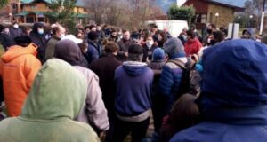 Lago Puelo | Vecinos damnificados por el incendio forestal se manifestaron en la puerta del Municipio