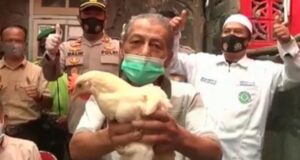 La curiosa campaña de vacunación de Indonesia: ofrece gallinas para tentar a la gente