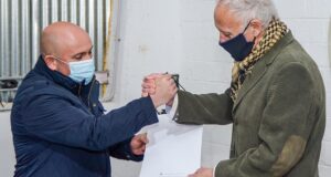 Madryn | El intendente entregó la ordenanza a través de la cual el municipio le cedió un terreno al aeroclub