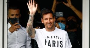 Messi acompañado por su familia llegó a París para firmar con el PSG