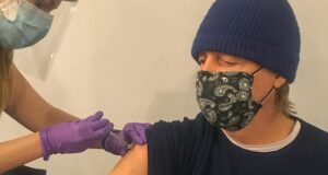 Paul McCartney comparte su foto recibiendo la vacuna para fomentar campaña contra la Covid-19