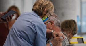 España | Se aplicará una tercera dosis de la vacuna contra el coronavirus a adultos mayores y pacientes de riesgo