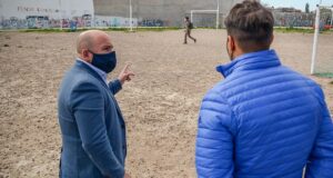 Madryn | Sastre recorrió el predio en el que se va a construir el centro de desarrollo en deportes de arena