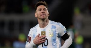 Messi superó en títulos a Pelé y quedó a cuatro de Dani Alves, el máximo ganador de la historia