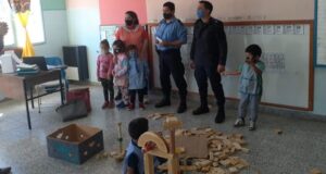 Cholila | Policías colaboraron para que egresados de una escuela rural puedan tener sus camperas